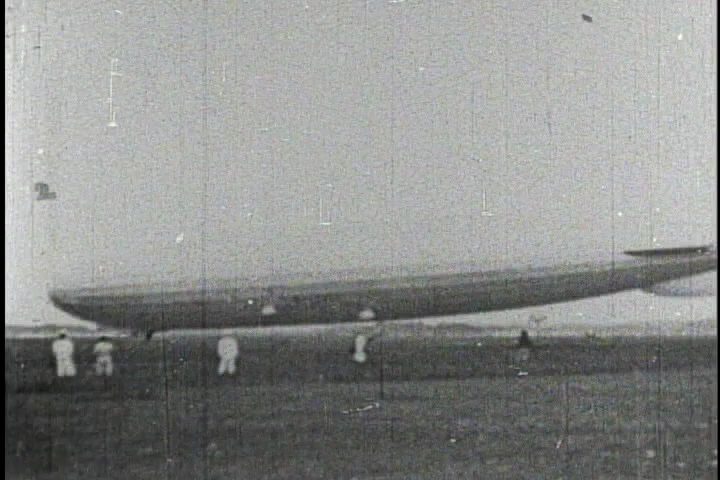 世界一周のドイツの飛行船ツエッペリン号が霞ヶ浦に着陸